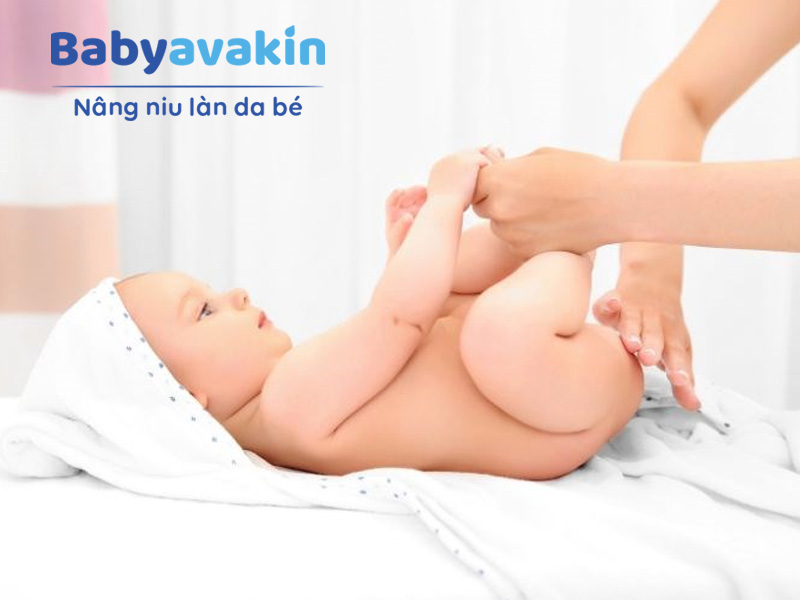 Với bé Nam mẹ cần cho bé mặc thoáng và thường xuyên vệ sinh cho con